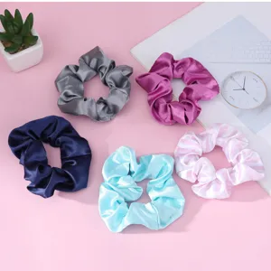 Set de coleteros de satén de seda, gomas para el pelo brillantes y minimalistas para peinados.