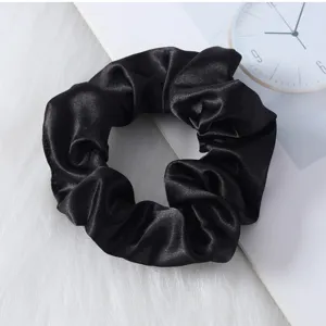 Vista detallada coletero pelo saten negro, cinta cabello textura seda suave mujeres y niñas.