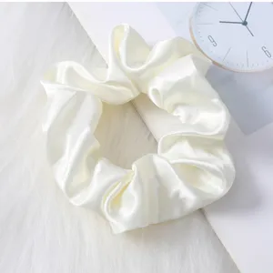 Coletero de satén liso en blanco elegante, goma de pelo de seda suave para peinados diarios.