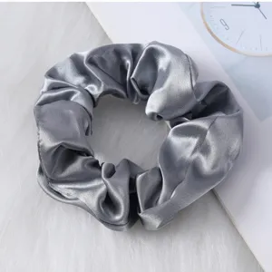 Coletero de satén gris liso, textura de seda suave, accesorio para el cabello minimalista.
