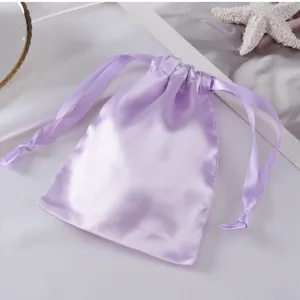 Lavendelfarbener Satin Kordelzug Beutel für Schmuck, Kosmetik und kleine Aufbewahrung.