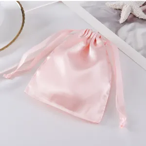Rosa Satinsäckchen Detail, glänzende Aufbewahrungstasche für Schmuck und Kosmetik.
