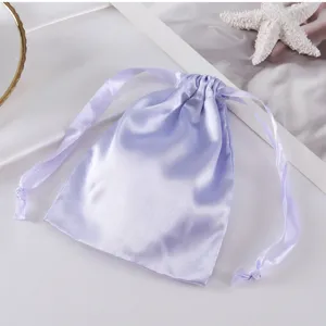 Detailaufnahme des hellvioletten Satins Kordelzug Schmuckbeutel Aufbewahrungstasche.