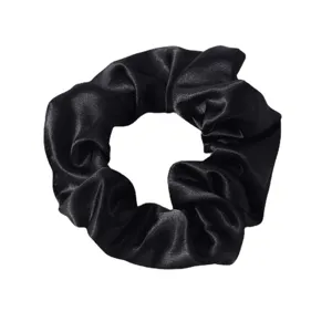 Coletero de pelo de satén negro liso, accesorio elegante y brillante para peinado diario.