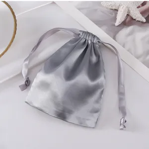 Grauer Satin-Kordelzug-Beutel zur Aufbewahrung von Schmuck und Kosmetik, staubdicht.