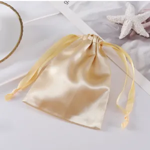 Heller gelber Satin-Kordelzugbeutel für Schmuck, Kosmetik und kleine Alltagsgegenstände aufbewahren.