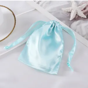 Hellblaue Satin Kordeltasche zur Schmuckaufbewahrung, Seiden Staubschutztasche Detail.