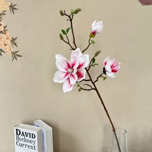Künstlicher Magnolienzweig für die Heimdekoration, künstliches Blumenarrangement als Wanddekor.