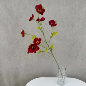 Detailansicht künstlicher roter Anemonen in Glasvase, ideal für Heimdekoration und Foto-Requisiten.