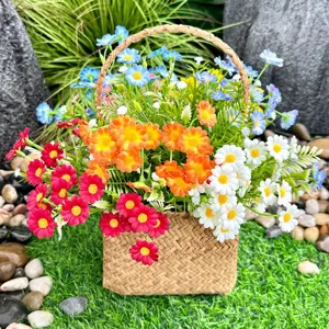 Dettaglio di fiori margherite artificiali in cesto intrecciato per decorazione.