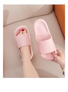 Nahaufnahme der rosa Hausschuhe mit rutschfester Sohlenstruktur und bequemem Design.