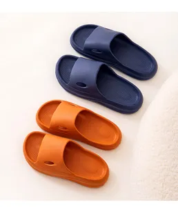 Vista detallada de pantuflas EVA gruesas en azul y naranja con textura antideslizante.