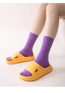 Sandalias de ducha de suela gruesa con orificios de ventilación para interior.