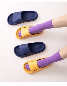 Vista detallada de zapatillas de baño de suela gruesa con prácticos orificios de ventilación
