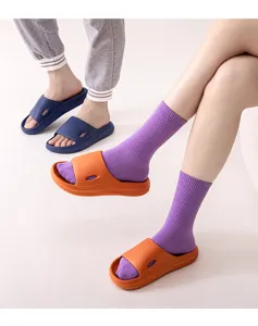 Vista detallada de zapatillas EVA con suela gruesa, diseño de agujeros transpirables y calzado.