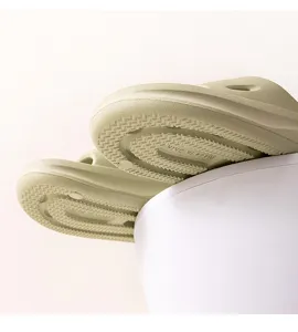 Primer plano de la suela gruesa verde claro de una zapatilla con textura antideslizante.