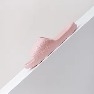 Bequeme rosa EVA Hausschuhe mit süßem Bärenmuster, leicht und rutschfest für drinnen.