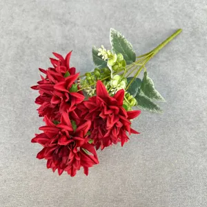 Künstlicher roter Dahlien Blumenstrauß Detail, lebendige künstliche Blumendekoration.