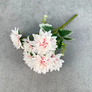 Künstliche Dahlien Blumen Detailansicht, wunderschöne mehrfarbige Kunstblumen für Dekoration.