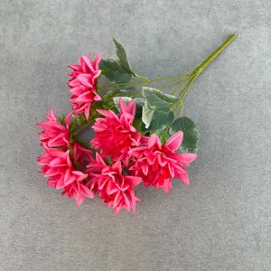 Detailaufnahme der künstlichen Dahlienblüten mit 7 rosa Blumenköpfen für die Heimdekoration.