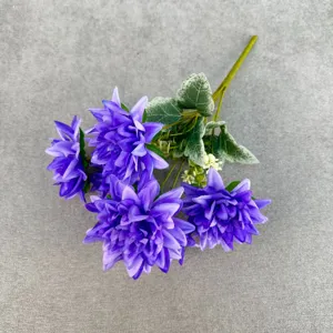 Detailansicht des künstlichen lila Dahlienblütenzweigs für Heimdekoration Blumenarrangement.