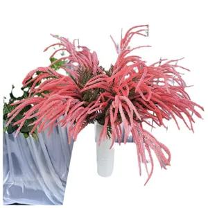 Künstlicher rosa Astilben Blumenstrauß in weißer Vase für elegante Hochzeits- und Heimdeko