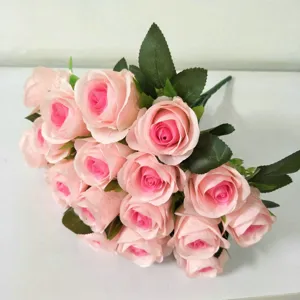 Nahaufnahme der künstlichen rosa Rosenblüten, zeigt realistische Blütenblätter und Blätter.