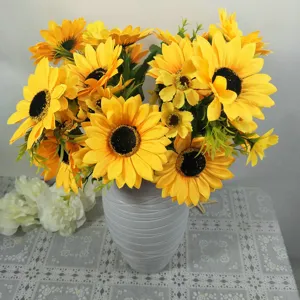 Bouquet de tournesols artificiels dans un vase gris, fleurs en soie pour décoration de table.