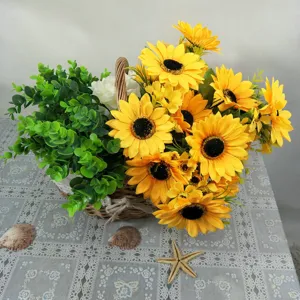 Bouquet de tournesols artificiels en panier pour décoration de table florale.