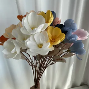 Kuenstliche Magnolia Blueten Strauss Detailansicht farbige Stoffblumen fuer Dekoration.