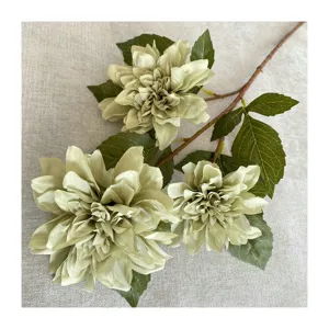 Drei Köpfe künstliche Dahlien Blume Zweig Draufsicht Heimtextilien Kunstblume Dekoration