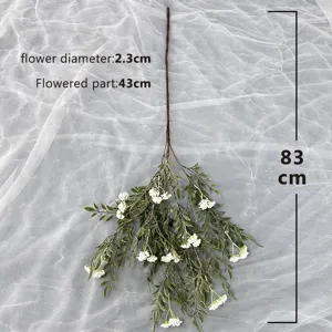 Vue détaillée de la branche de fleurs blanches artificielles de 83 cm de longueur totale.