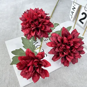 Vue détaillée de fleurs de dahlias artificielles rouge foncé pour la décoration de mariage.