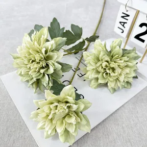 Vue détaillée de fleurs de dahlias verts artificiels pour décoration de mariage et arrangements.