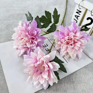 Détail de branche de fleur de dahlia artificielle, décoration florale en soie rose et violette.