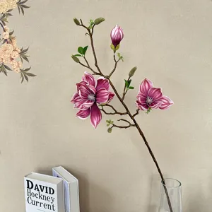 Nahaufnahme Detail künstlicher Magnolienzweig Blumenarrangement elegante Heimdeko.