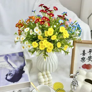 Primo piano di bouquet di margherite artificiali con vaso in ceramica bianca per arredo.