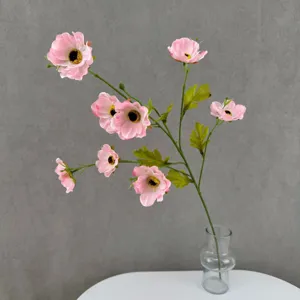 Künstlicher rosa Ranunkel Blumenzweig im Glasvase für Heimdekoration Detailansicht
