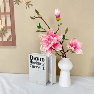 Künstlicher Magnolien-Blumenzweig mit weißer Keramikvase für elegante Innendekoration.