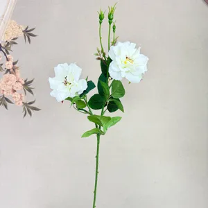 Künstlicher weißer Rosenzweig Detail, 2 Blütenköpfe mit grünen Blättern für Blumenarrangements Dekoration.