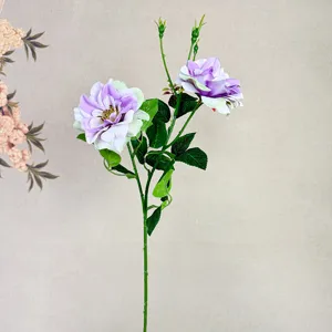 Künstliche Rosenblüten Stiel Detail Nahaufnahme mit doppelten Blumen und grünen Blättern.