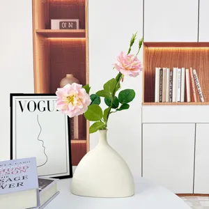 Künstliche 2-Kopf Rosen Blumenanordnung mit weißer Keramikvase für Heim- und Hochzeitsdeko