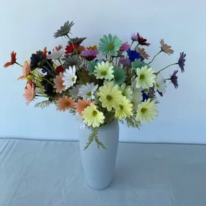 Bouquet de fleurs de cosmos artificielles colorées dans un vase gris, idéal pour décoration et mariage.
