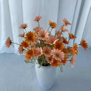 Bouquet de fleurs de cosmos artificielles avec vase blanc pour déco maison et mariage.