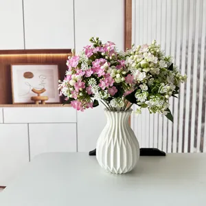 Kunstbloemen gipskruid neppe bloemen boeket met witte vaas voor huisdecoratie interieur design
