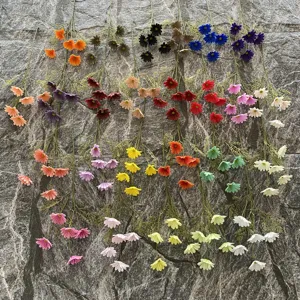 Vue détaillée de marguerites artificielles multicolores, fleurs en PU pour décoration.