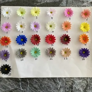 Gros plan de têtes de marguerites artificielles colorées montrant 25 options de couleurs