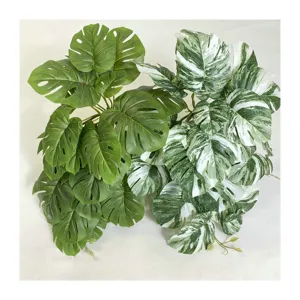 Pianta finta da appendere al muro in vite di Monstera artificiale per decorazione d'interni.