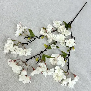 Gros plan détaillé d'une branche de cerisier blanc artificiel, idéale pour déco florale.