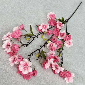 Gros plan détaillé d'une branche de fleurs de cerisier artificielles pour décoration.